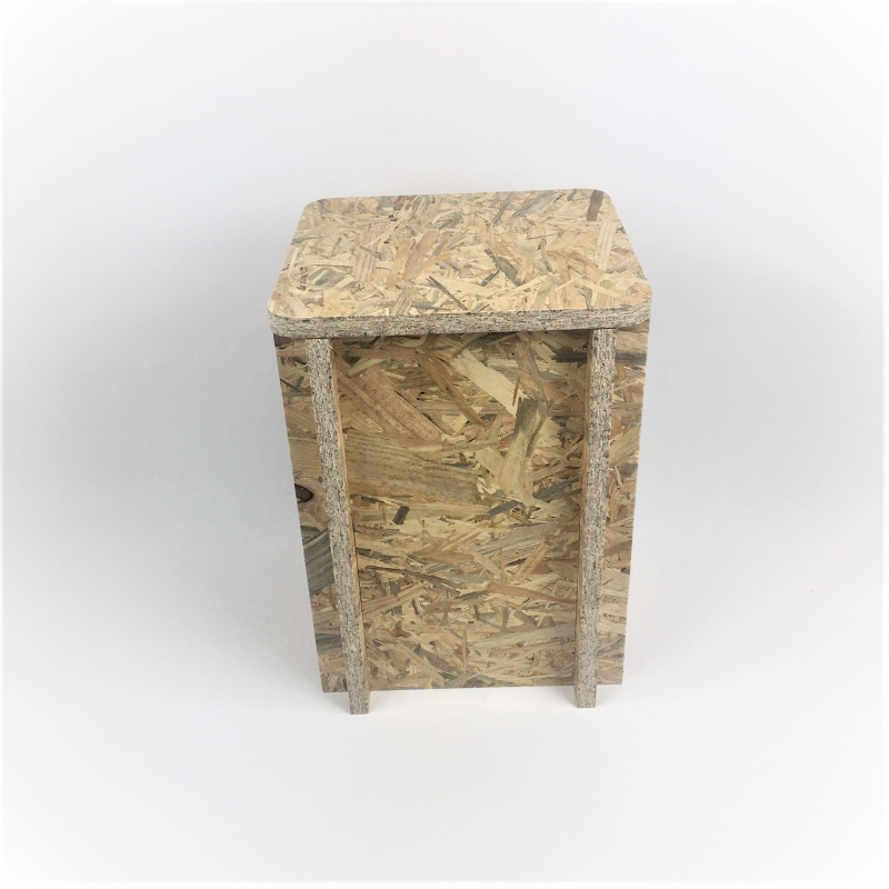 stèle d'expositioncarrée en bois osb  