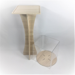 podium colonne  bois pour exposition avec vitrine 