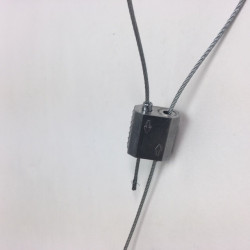 Produit - Bride de câble en forme de J pour fixation murale