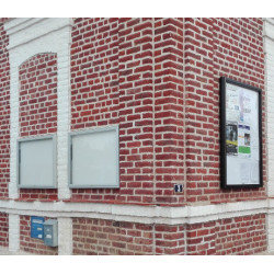 Vitrine murale extérieure sur batiment