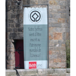 Réalisation banderole publicitaire verticale fixation potence