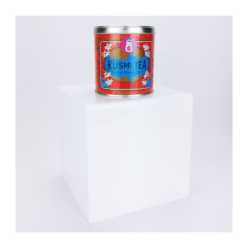 Cube présentoir plexiglas blanc exemple 3 avec produit sur le dessus