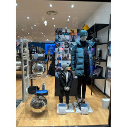 Réalisation Cube plexi de décoration de vitrine magasin