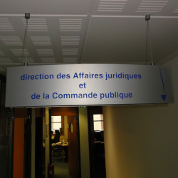 Réalisation Panneaux alu Signalétique intérieure directionnelle suspendue