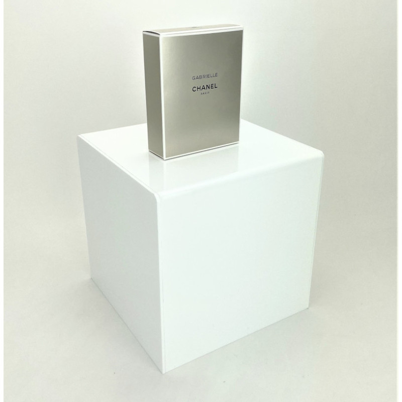 Cube présentoir plexiglas blanc exemple avec produit sur le dessus