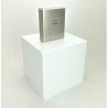 Cube présentoir plexiglas blanc exemple avec produit sur le dessus