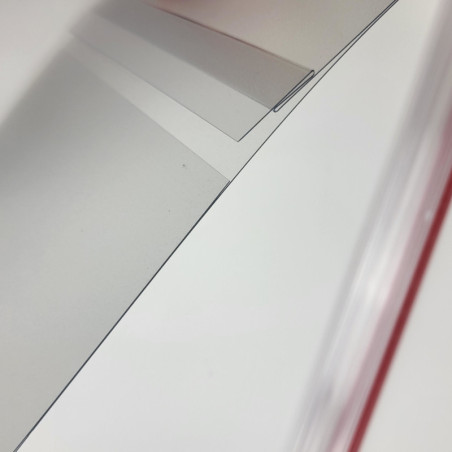 Pochette porte affiche pour réglette électronique, vue de la fixation Pochette porte affiche pour réglette électronique, vue de la fixation